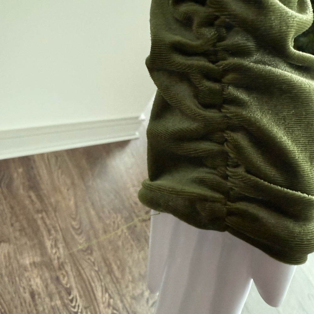 Off-the-Shoulder Green Velvet Ruched Dress - Picture 4 of 7